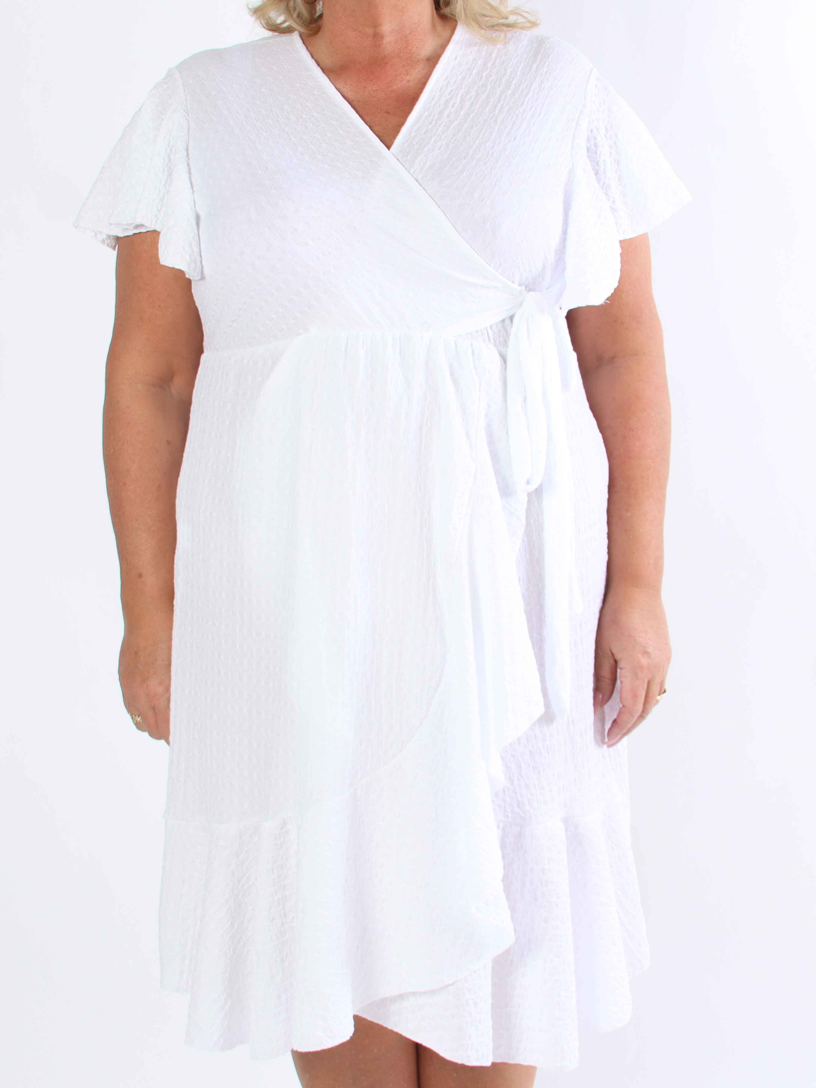 Eliana - Söt plus size-klänning i omlottmodell med volanger